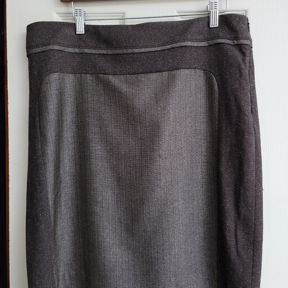 The Limited Skirt - Picture 1 of 3